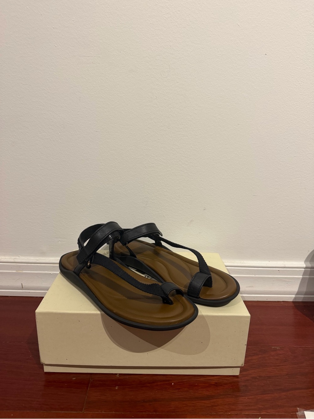 Vince Sandals – Size 9